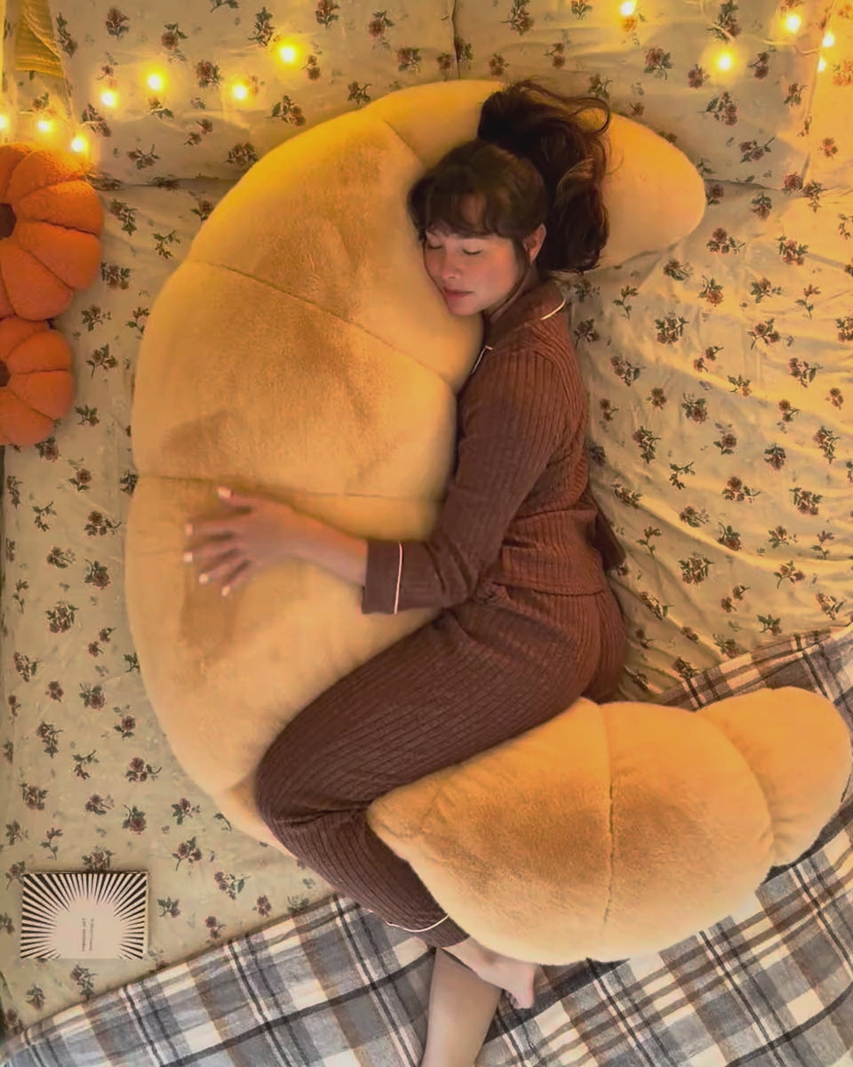 SnuggleMoon body pillow in Croissant cover – video