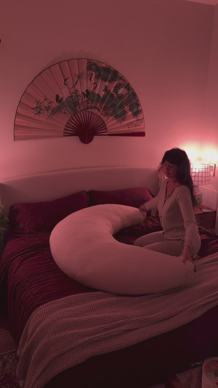 Video settling into C-shaped body pillow